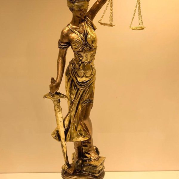 مجسمه عدالت طلایی